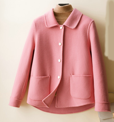 Нов модел късо дамско палто с копчета и джобове