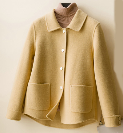 Нов модел късо дамско палто с копчета и джобове