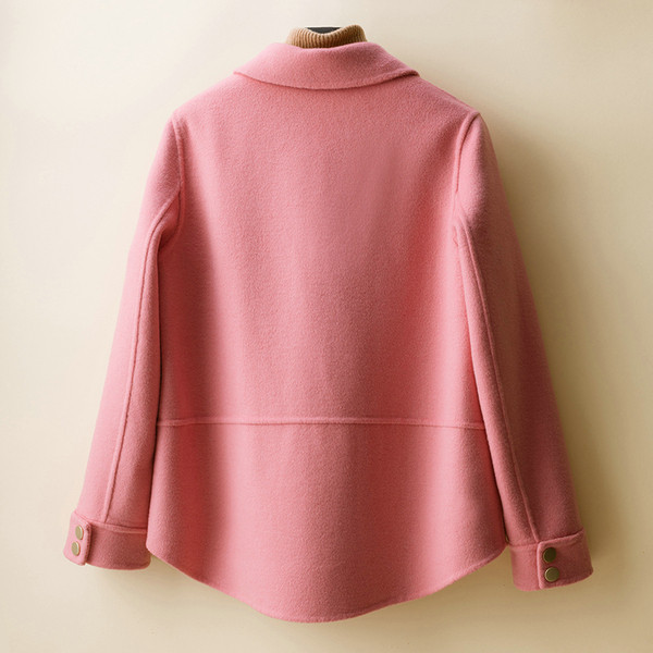 Нов модел късо дамско палто с копчета и джобове