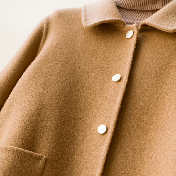 Нов модел късо дамско палто с копчета и джобове