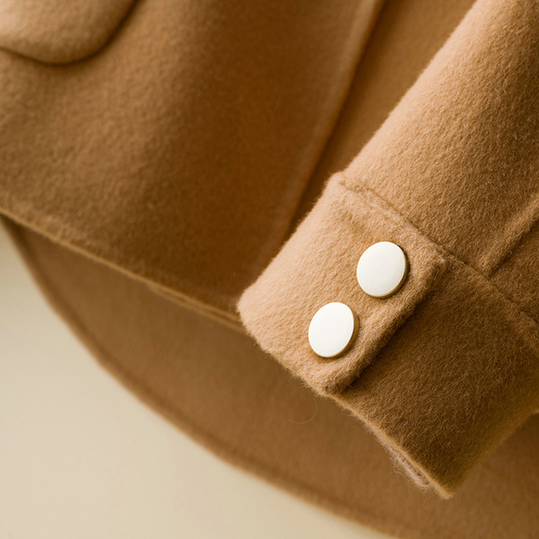 Нов модел късо дамско палто с копчета и джобове