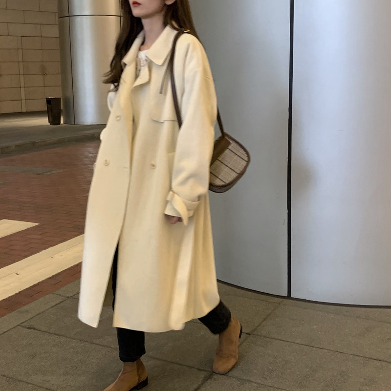 Női hosszú kabát klasszikus gallérral és derékövvel