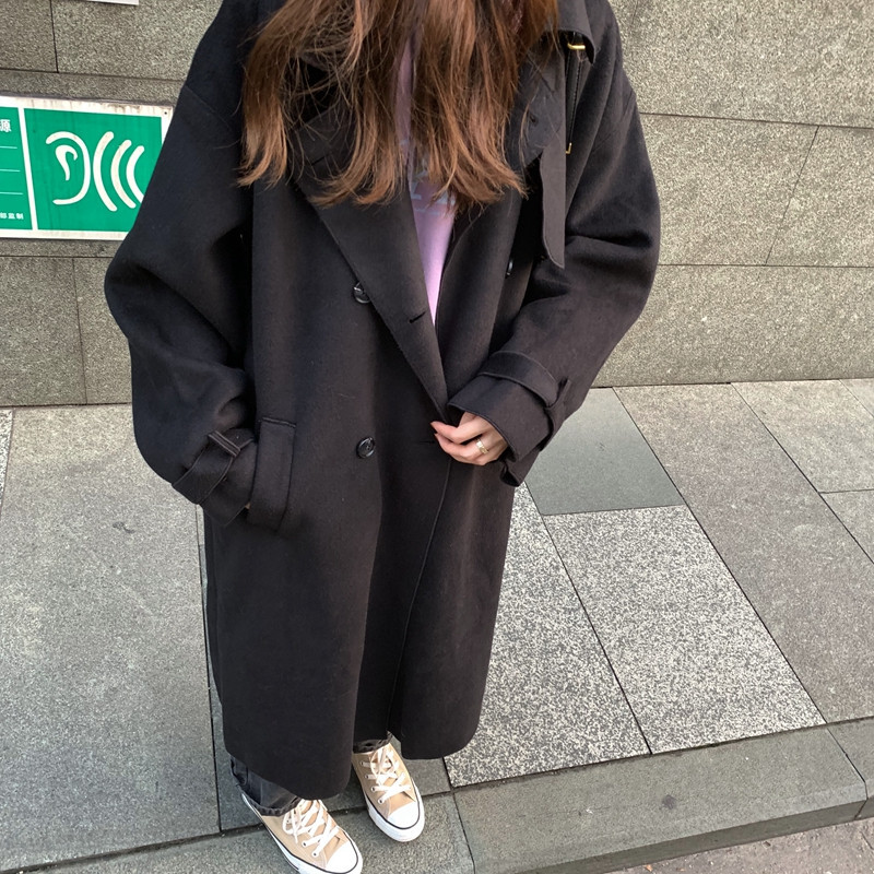 Női hosszú kabát klasszikus gallérral és derékövvel