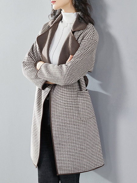 Stílusos női hosszú kockás kabát zsebekkel és gombokkal