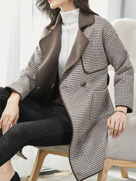 Stílusos női hosszú kockás kabát zsebekkel és gombokkal