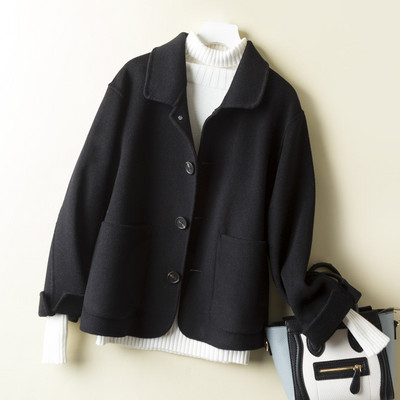 Късо дамско палто с копчета и джобове