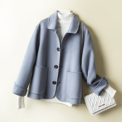 Късо дамско палто с копчета и джобове