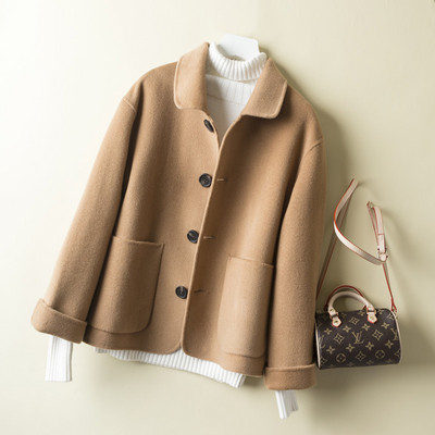 Късо дамско палто с копчета и джобове