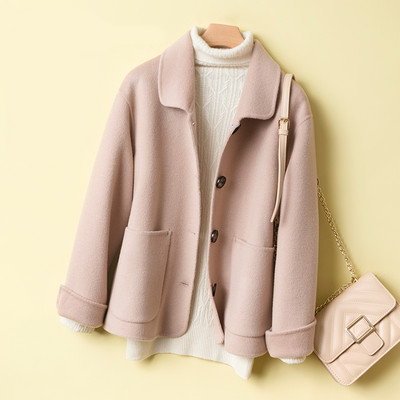 Късо дамско палто с копчета и джобове