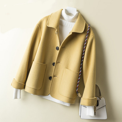 Късо дамско палто с копчета и джобове