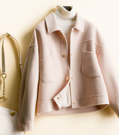 Rövid női gyapjúkabát gombokkal és zsebekkel