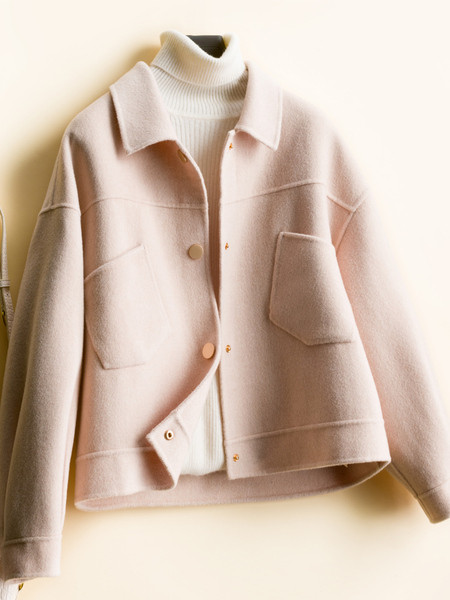 Rövid női gyapjúkabát gombokkal és zsebekkel