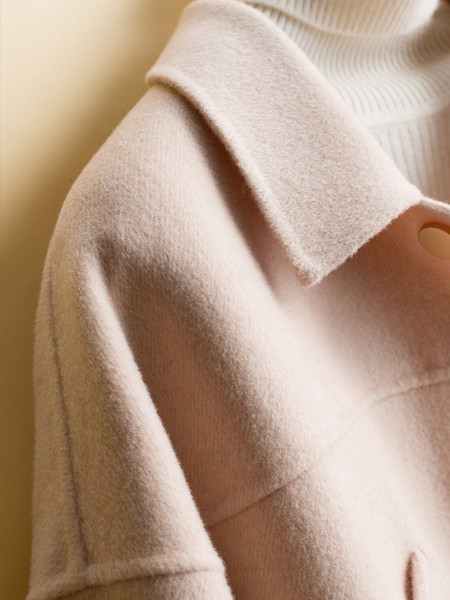 Rövid női gyapjúkabát gombokkal és zsebekkel