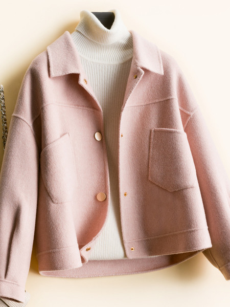 Rövid női gyapjúkabát gombokkal és zsebekkel