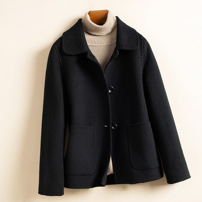 Късо дамско вълнено палто с джобове и копчета