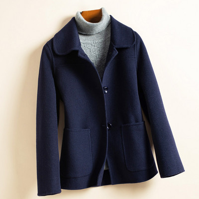 Късо дамско вълнено палто с джобове и копчета