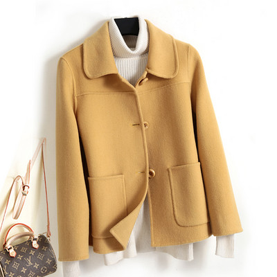 Късо дамско вълнено палто с джобове и копчета