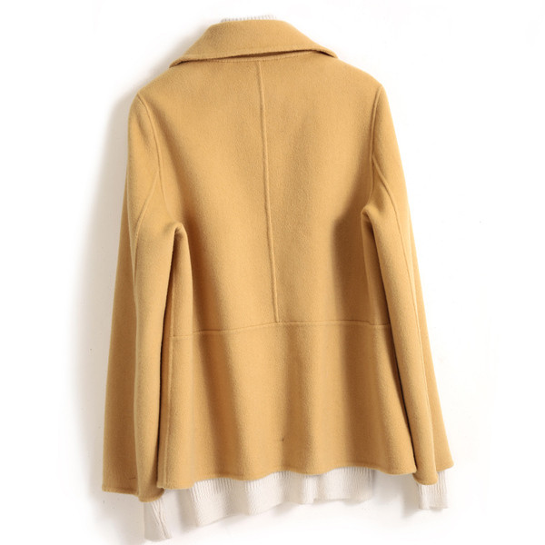 Късо дамско вълнено палто с джобове и копчета