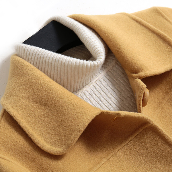 Късо дамско вълнено палто с джобове и копчета