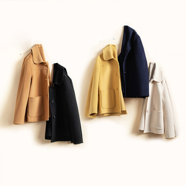 Късо дамско вълнено палто с джобове и копчета