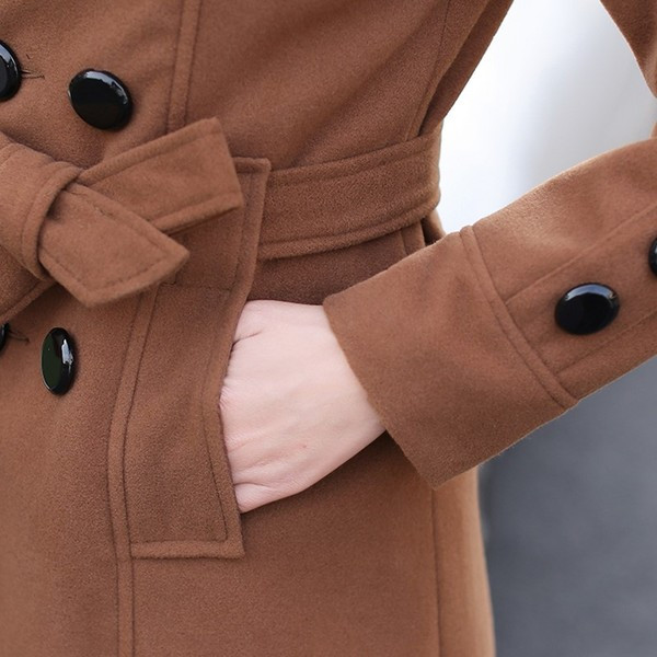 Дамско вталено есенно-зимно палто с двуредно закопчаване и колан