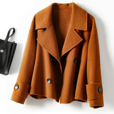 Új modell rövid női kabát V-alakú gallérral és gombokkal
