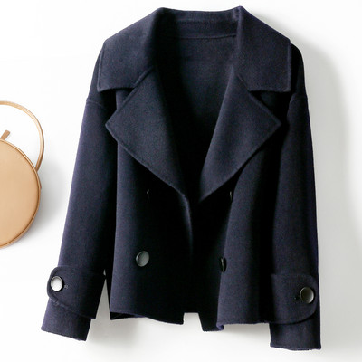 Új modell rövid női kabát V-alakú gallérral és gombokkal