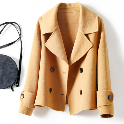 Új modell rövid női kabát V-alakú gallérral és gombokkal