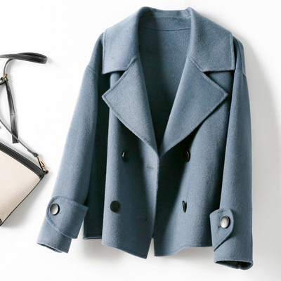 Új modell rövid női kabát V-alakú gallérral és gombokkal