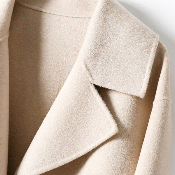 Új modell rövid női kabát V-alakú gallérral és gombokkal