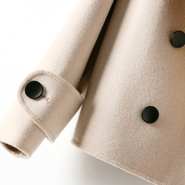 Új modell rövid női kabát V-alakú gallérral és gombokkal