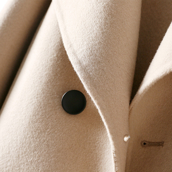 Új modell rövid női kabát V-alakú gallérral és gombokkal