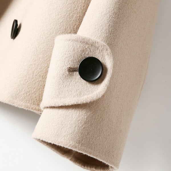 Új modell rövid női kabát V-alakú gallérral és gombokkal