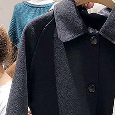 Rövid női kabát gombokkal és klasszikus gallérral