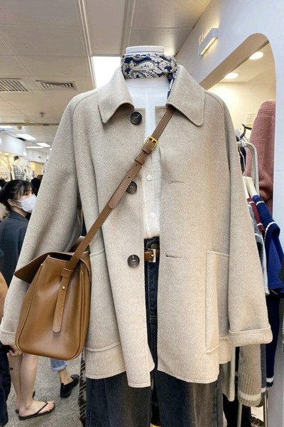 Rövid női kabát gombokkal és klasszikus gallérral