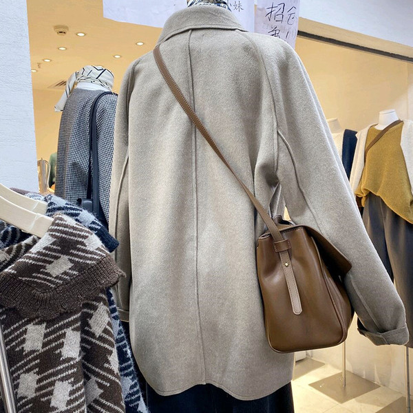 Rövid női kabát gombokkal és klasszikus gallérral