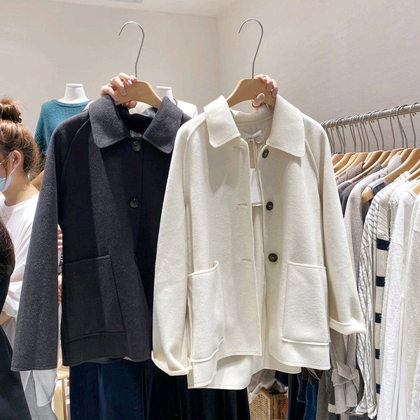 Rövid női kabát gombokkal és klasszikus gallérral