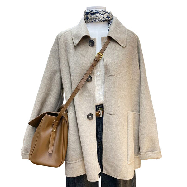 Rövid női kabát gombokkal és klasszikus gallérral