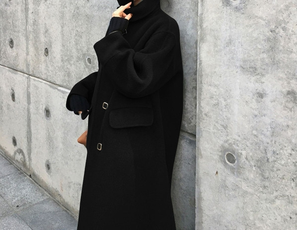 Hosszú télikabát fekete gombokkal és zsebekkel