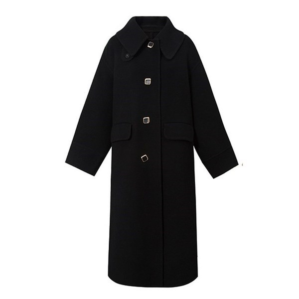 Hosszú télikabát fekete gombokkal és zsebekkel