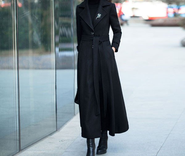 Moteriškas ilgas vilnonis paltas su sagomis