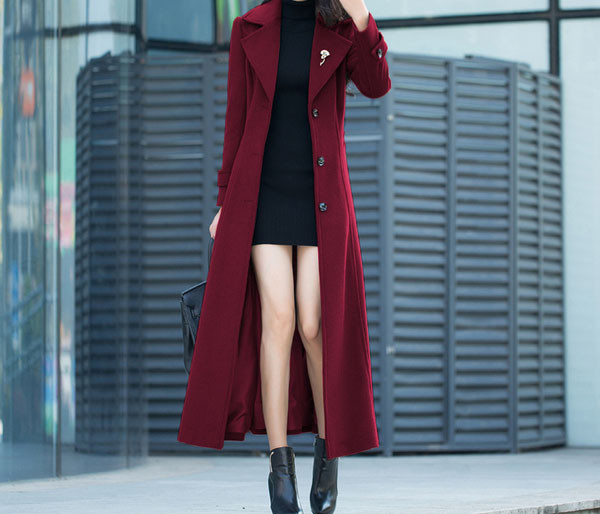 Moteriškas ilgas vilnonis paltas su sagomis