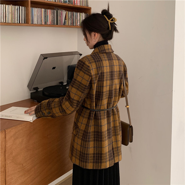 Нов модел дамско карирано палто с копчета - подходящо за зимата