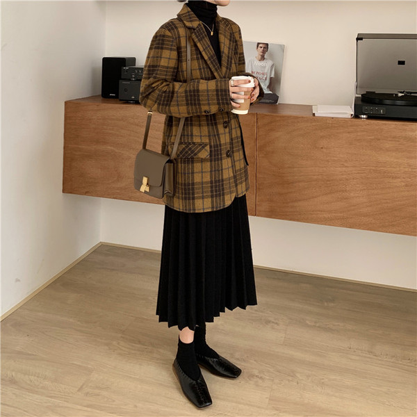 Нов модел дамско карирано палто с копчета - подходящо за зимата