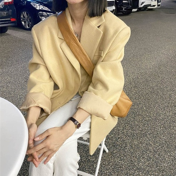 Női kabát gombokkal, világos sárga színben