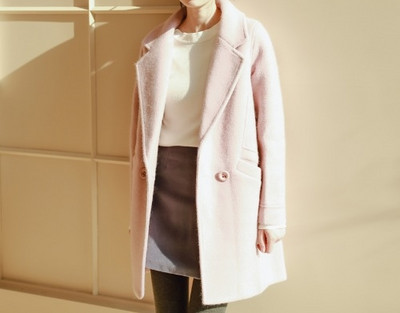 Stílusos női kabát zsebekkel és gombokkal, őszre illően