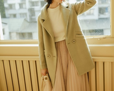 Stílusos női kabát zsebekkel és gombokkal, őszre illően