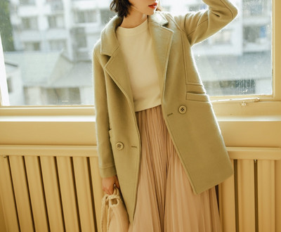 Стилно дамско палто с джобове и копчета подходящо за есента