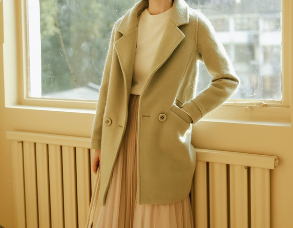 Stílusos női kabát zsebekkel és gombokkal, őszre illően