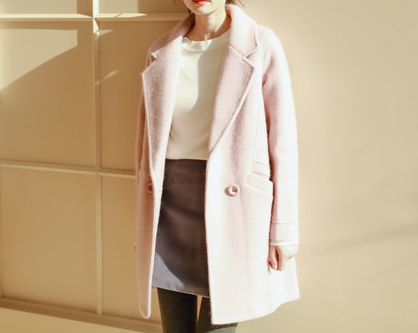 Stílusos női kabát zsebekkel és gombokkal, őszre illően